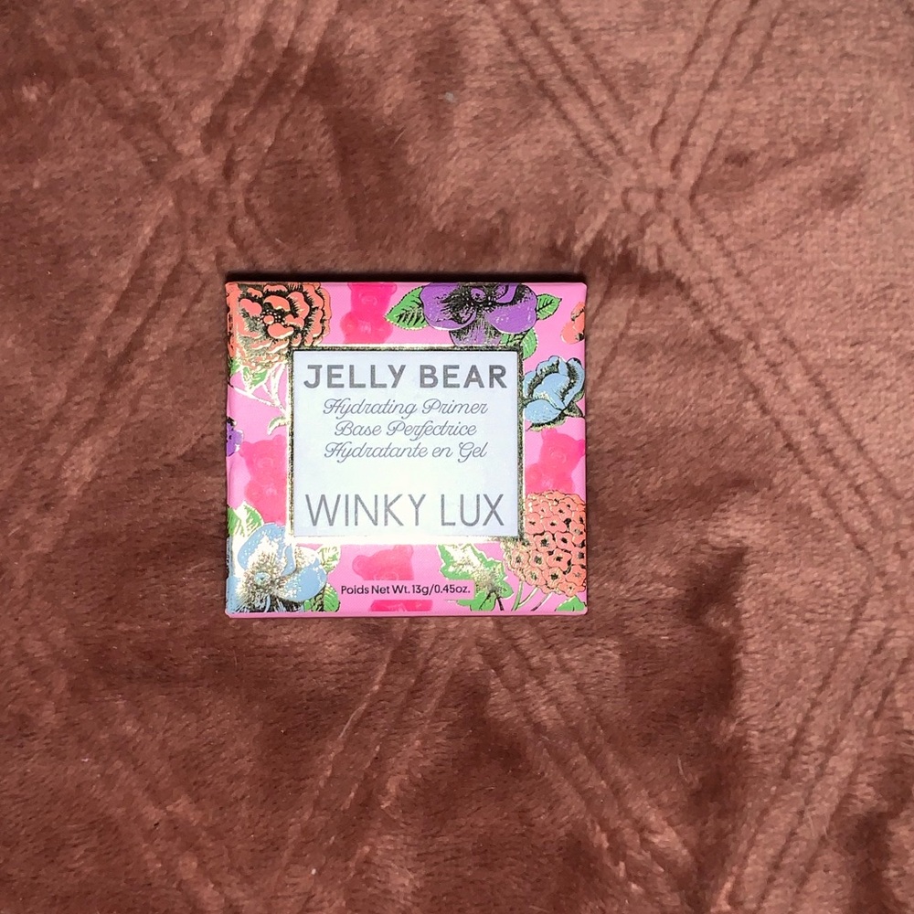 Winky Lux primer